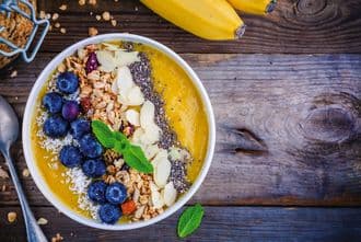 Mango Smoothie Bowl mit Blaubeeren